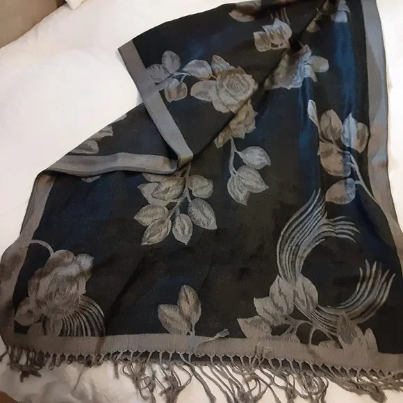 Varied scarves/wraps - Picture 5 of 7